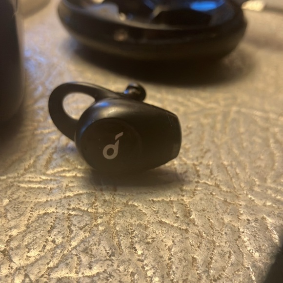 Anker Soundcore life dot 2NC Right wireless earbud and charging case - Picture 4 of 5